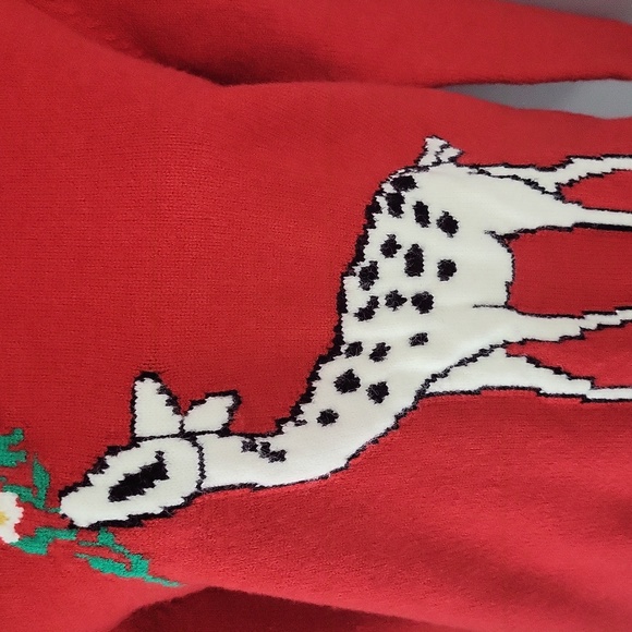 Red Deer Pattern Sweater - Picture 5 of 11
